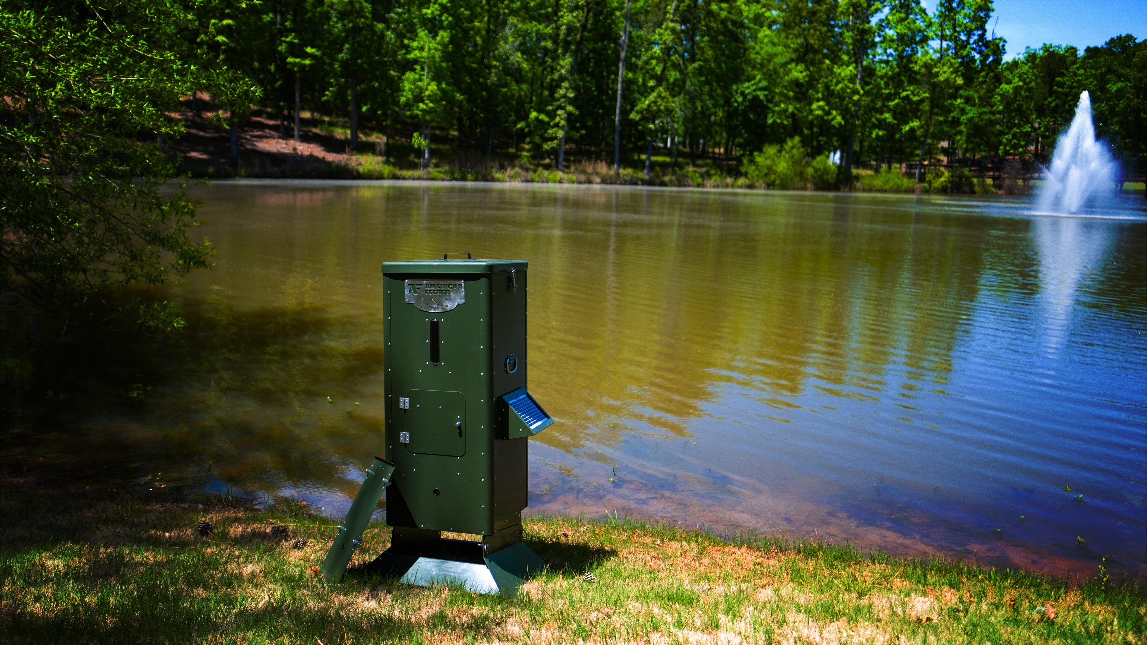 Outdoor fish outlet feeder